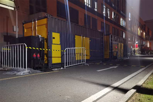 和平柴油发电机组的输出电压是如何调节的？